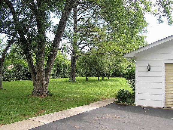 4th image of 2843 Bradyville Pike
