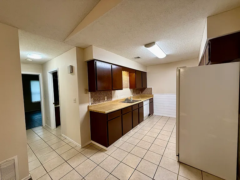 930 Century Dr — Photo 8