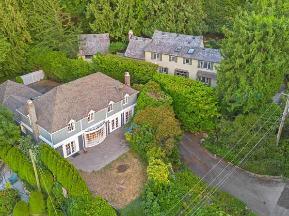 5384 Kew Cliff Rd, West Vancouver, BC V7W 1M2