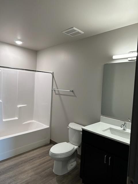 2nd image of 422 Lake St #206