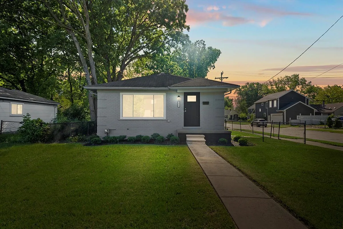 3 bed, 976 sqft, $2,400 — Photo 1