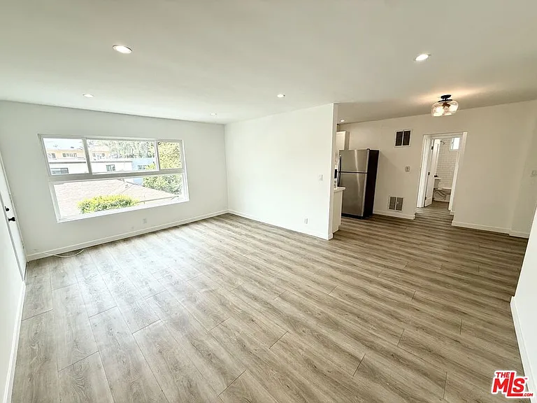 1000 Havenhurst Dr #7 — Photo 2