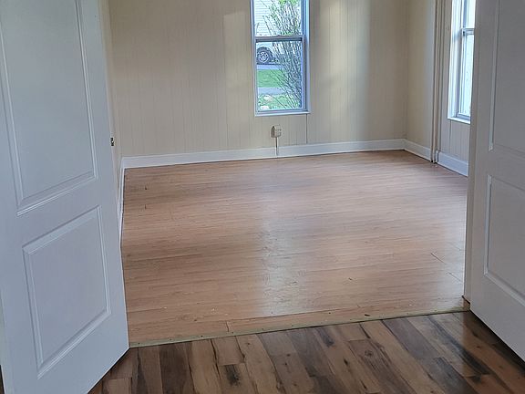 3rd image of 215 Nippersink Ave