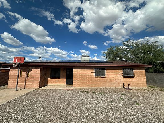 3rd image of 3209 S Capri Cir