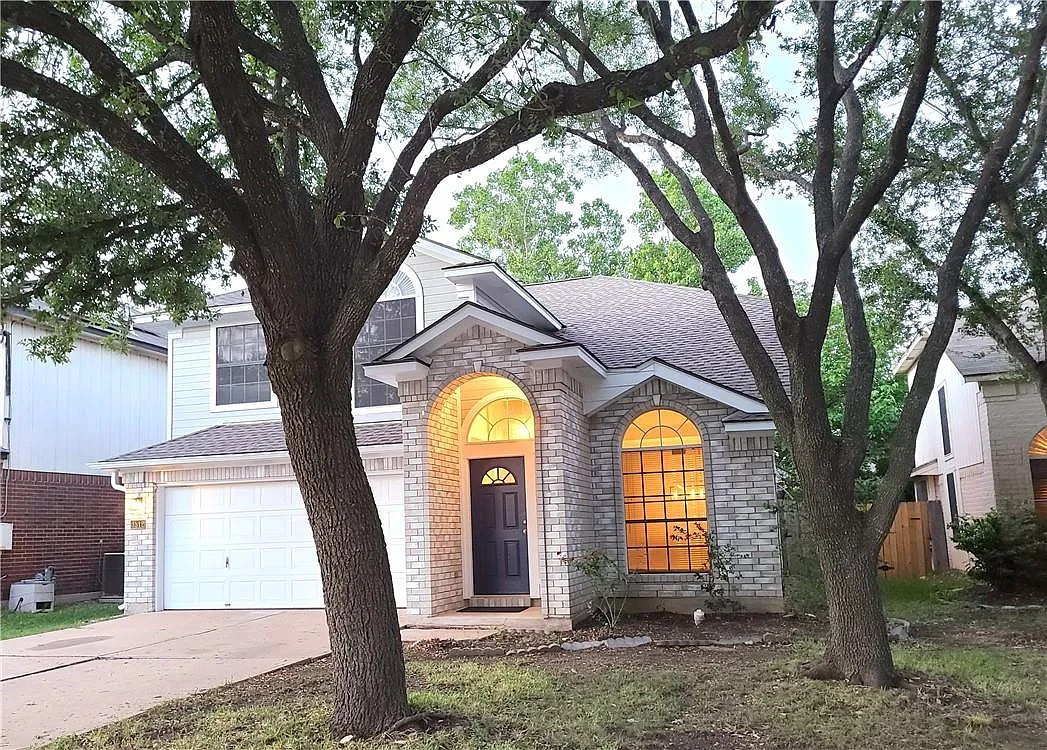 4 bed, 3.0 bath, 2160 sqft, $2,400 — Photo 1
