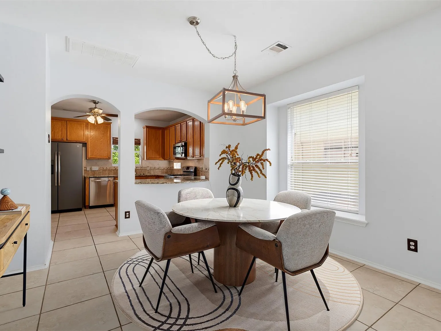 4 bed, 2.5 bath, 1724 sqft, $2,700 — Photo 2