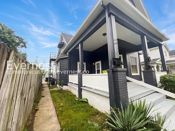 3 bed, 1.0 bath, 925 sqft, $1,200 — Photo 2