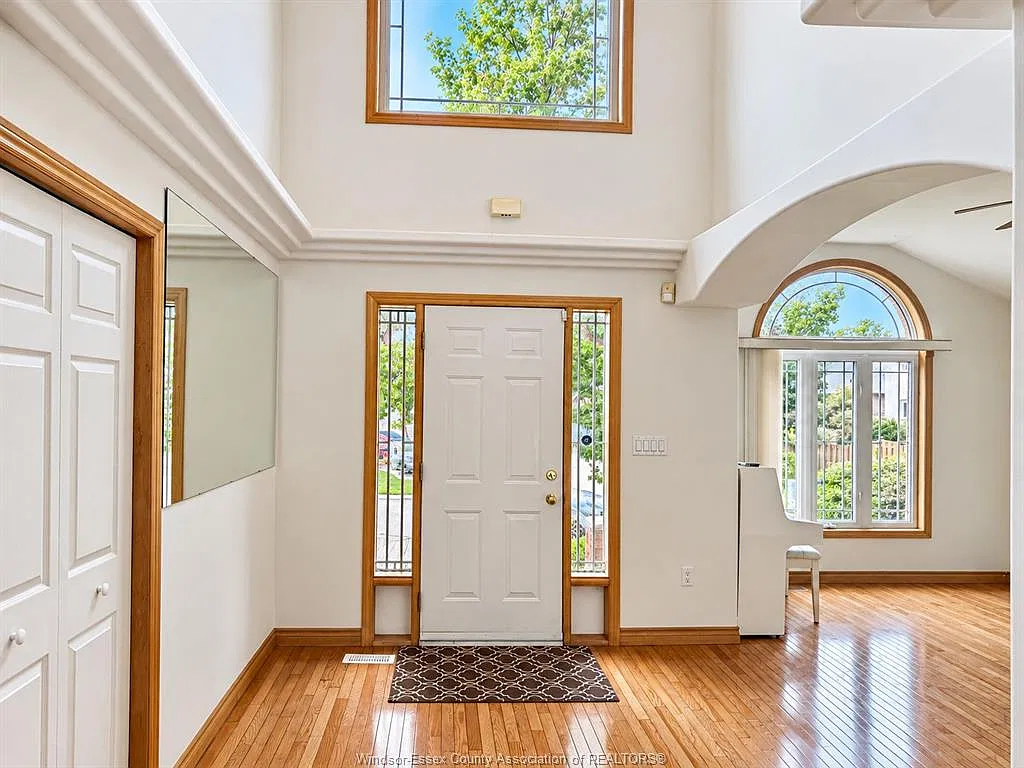 5 bed, $3,000 — Photo 2