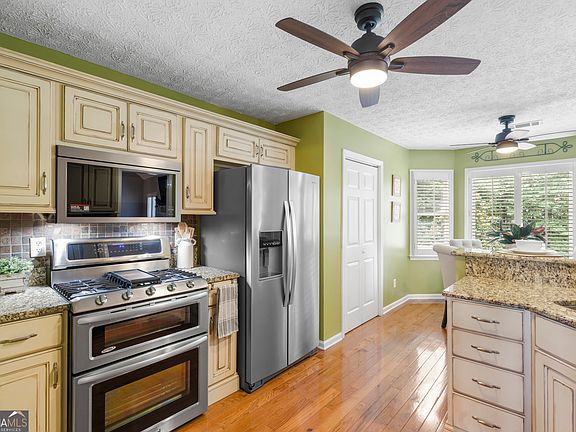 5th image of 55 Garrison Dr