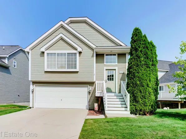 4523 Sunflower Cir, Clarkston, MI 48346