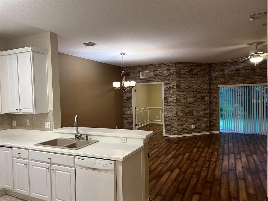 3 bed, 2.5 bath, 1846 sqft, $2,200 — Photo 3