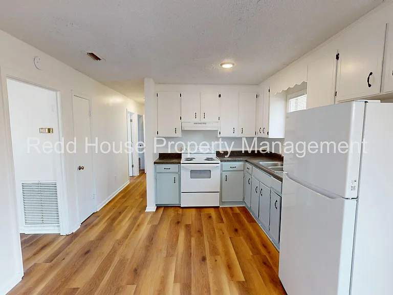 600 Howell St — Photo 16