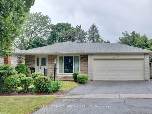 2390 Pyramid Cres, Mississauga, ON L5K 1C9
