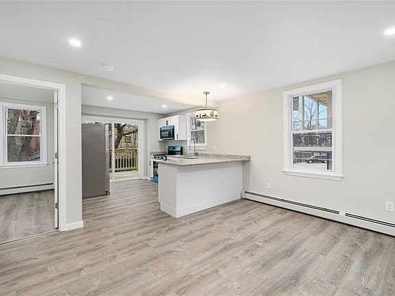 4th image of 154 Waterman Ave