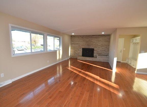 3rd image of 450 Crestview Dr