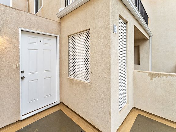 3rd image of 1008 S Marengo Ave Unit B