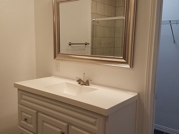 5th image of 3007A Poplar St