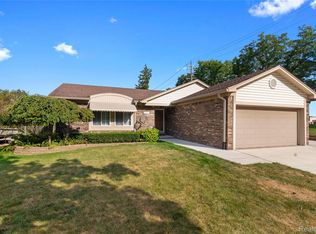 13975 Riverside Ct, Livonia, MI 48154