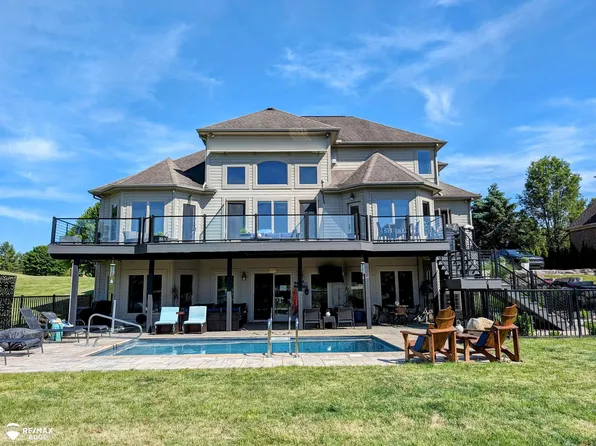 4240 Northshore Dr, Fenton, MI 48430