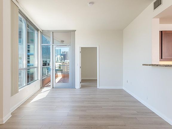 4th image of 253 10th Ave Unit 821