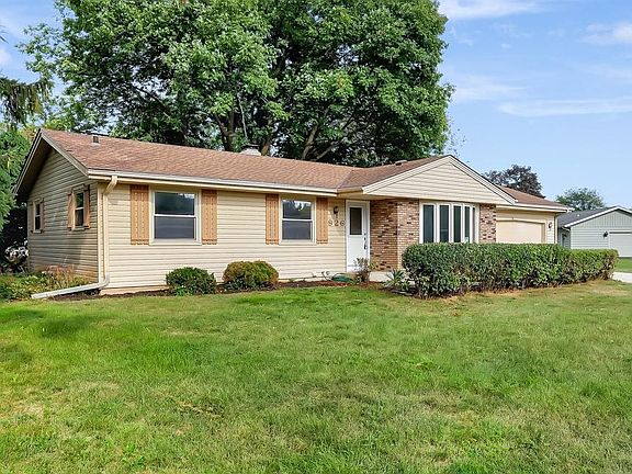 3rd image of 926 Park Ridge Rd