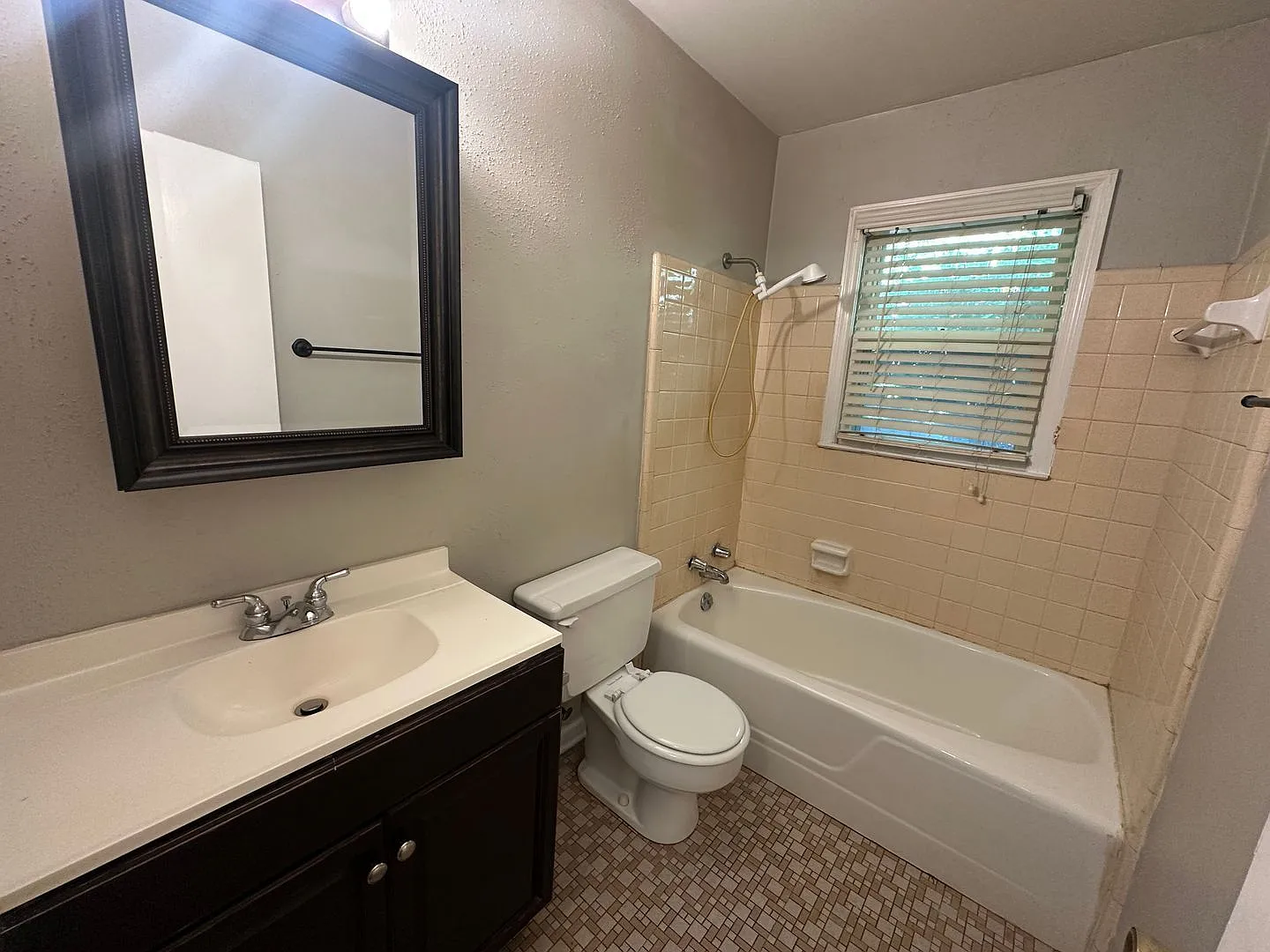 2 bed, 1.0 bath, 922 sqft, $850 — Photo 4