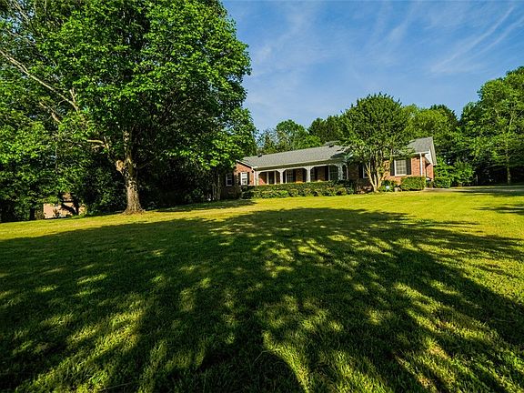 3rd image of 405 Meadow Park Dr
