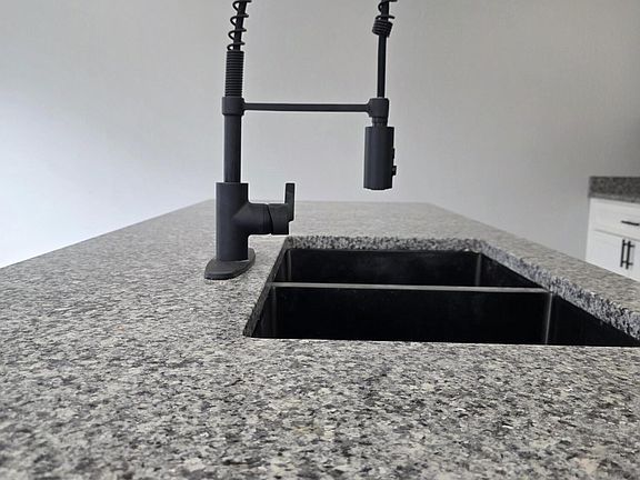 4th image of 616 Gordon St