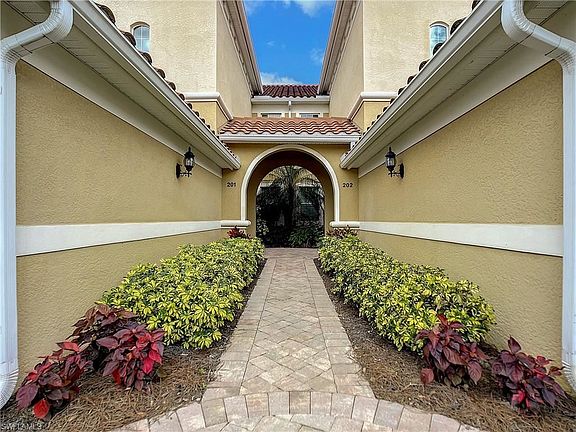 4th image of 10261 Glastonbury Cir APT 201