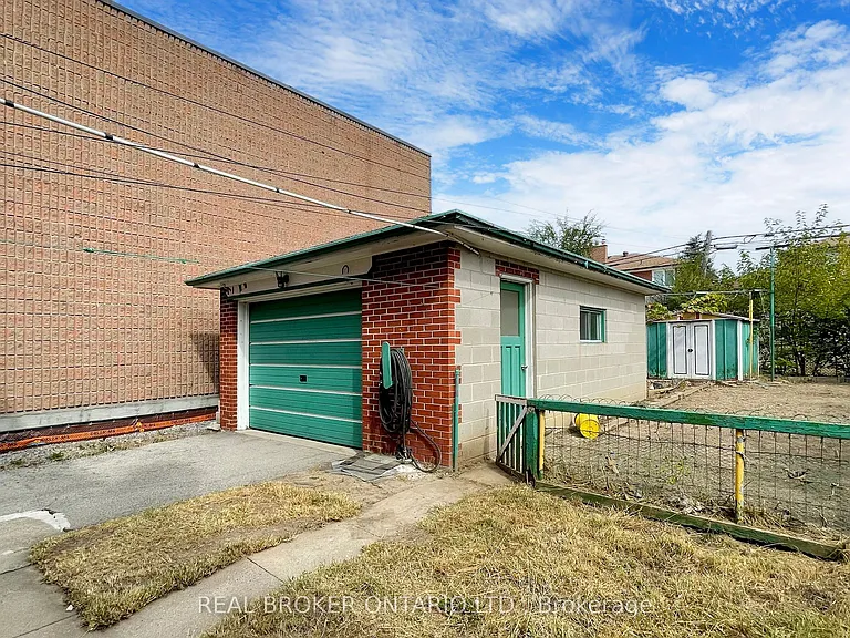 3241 Dufferin St — Photo 35