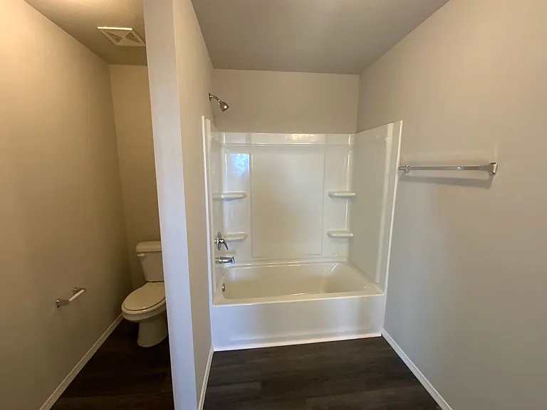 1841 Easton Ln — Photo 5