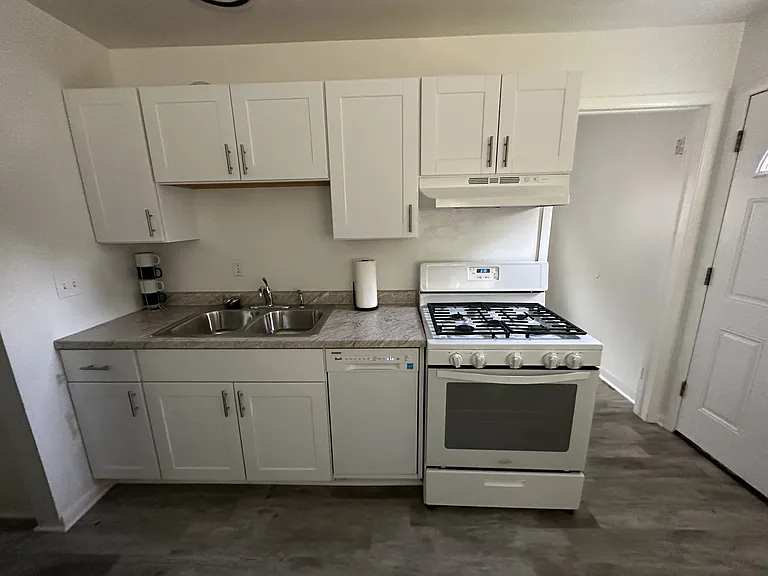 10835 Buchanan St — Photo 3