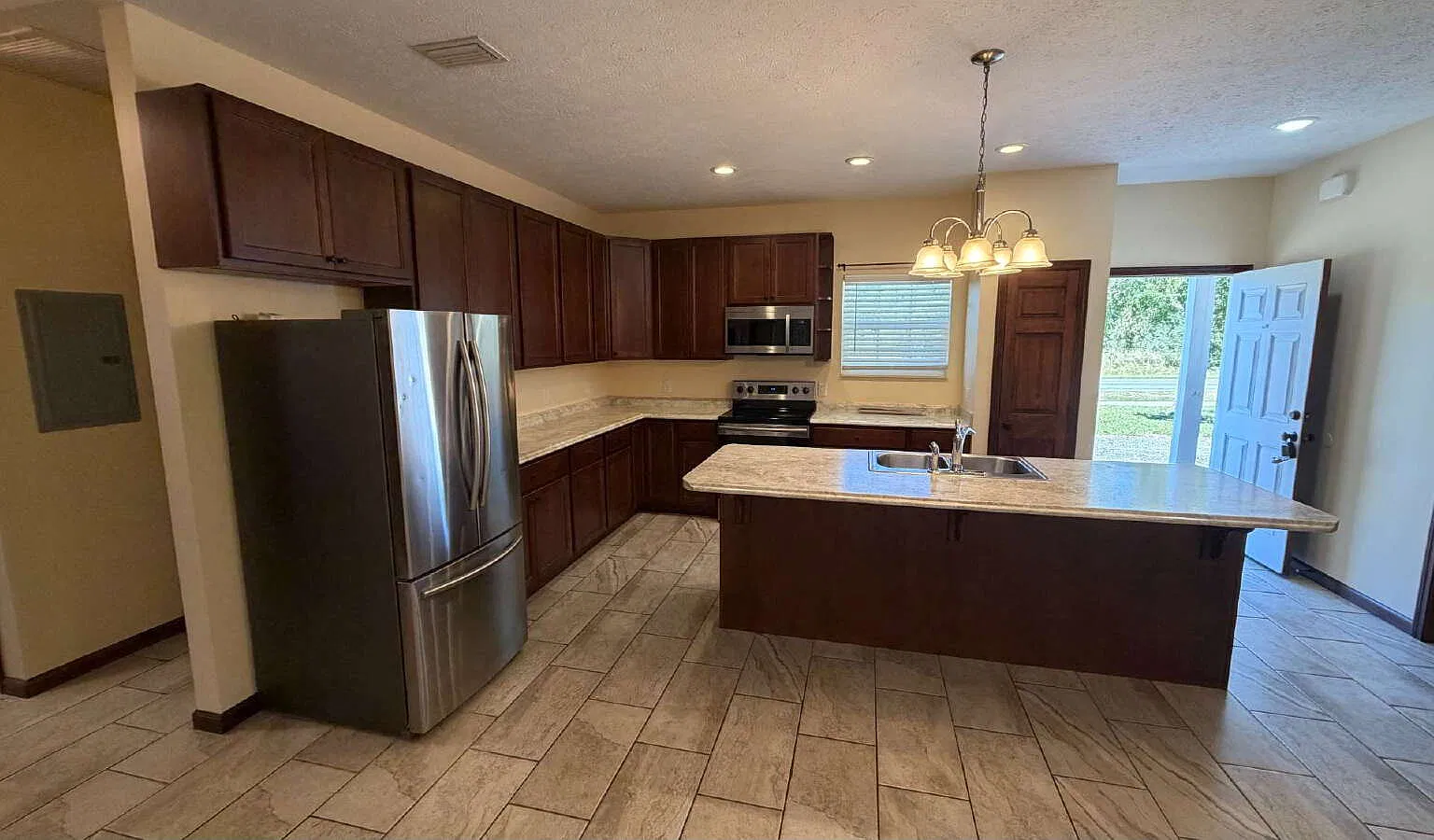 3 bed, 2.5 bath, 1376 sqft, $1,595 — Photo 4