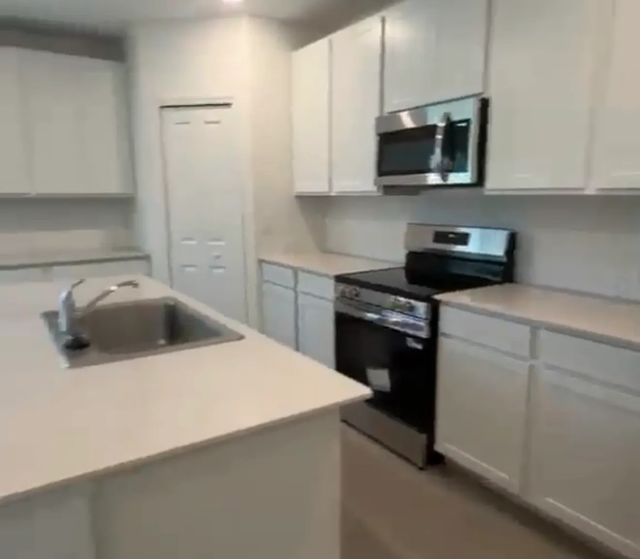 5 bed, 2.5 bath, 2112 sqft, $2,290 — Photo 3