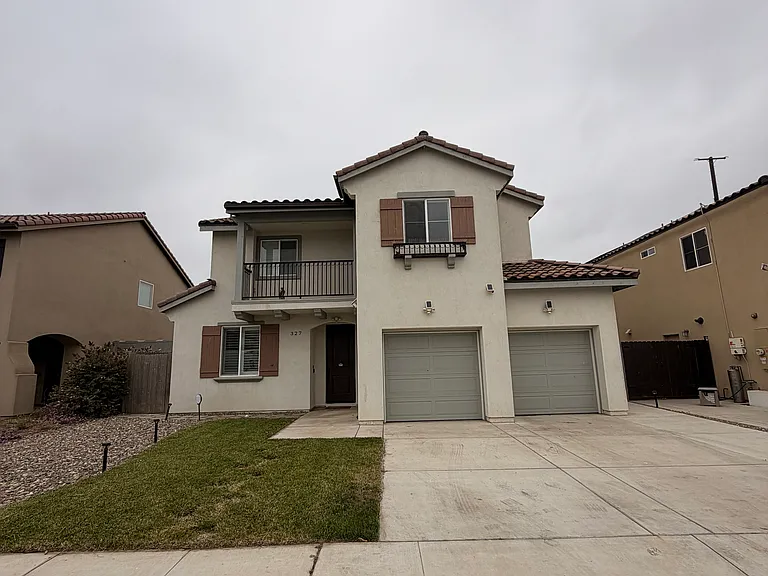 327 Las Flores Dr — Photo 1