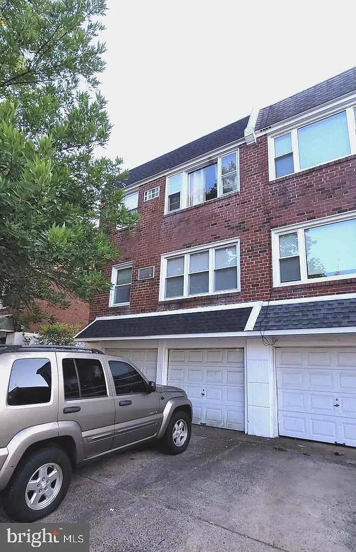 2 bed, 1.0 bath, 1844 sqft, $1,600 — Photo 1