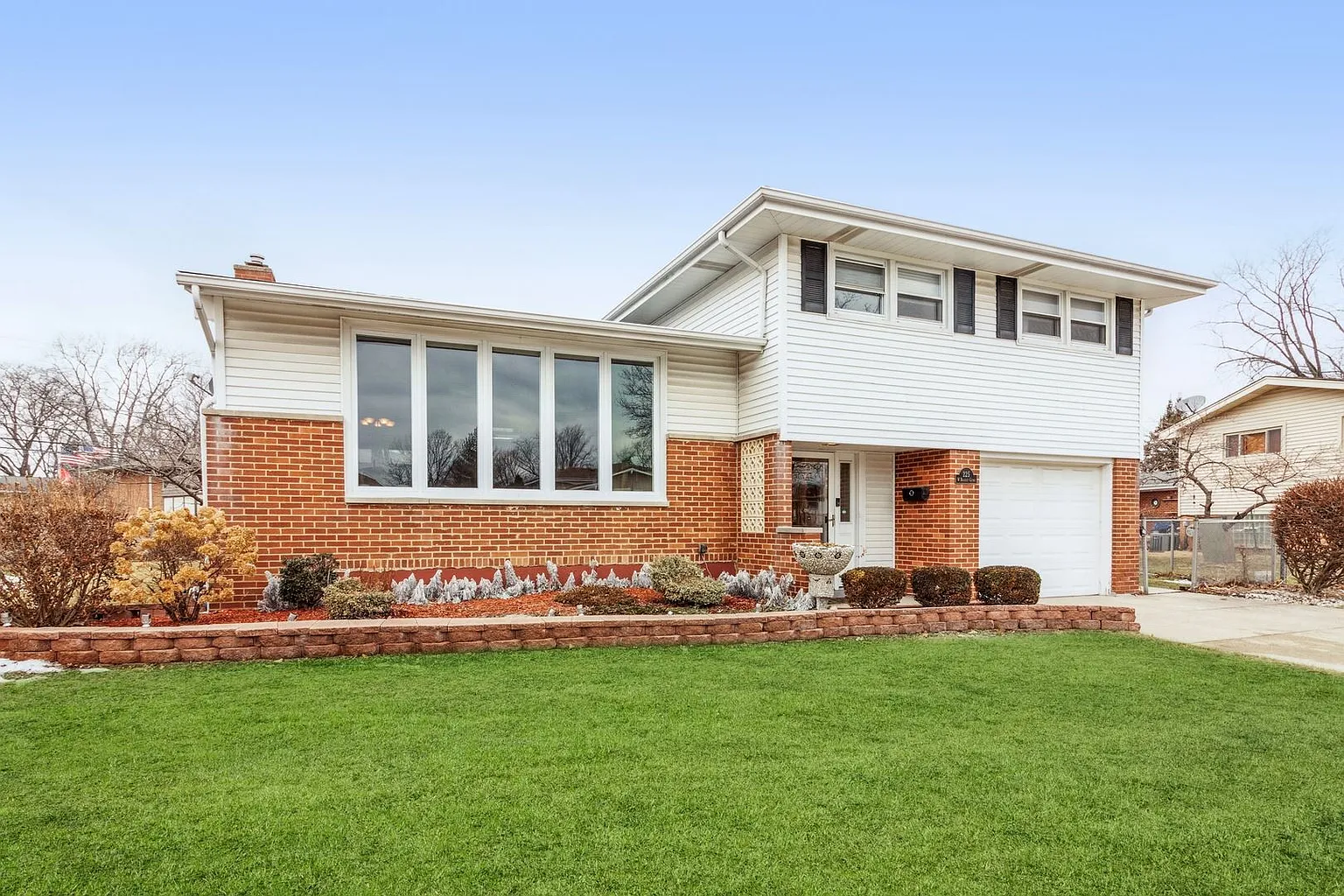 225 Bradley Ct photo 1