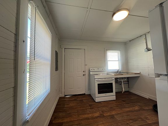 4th image of 98 Lafayette St