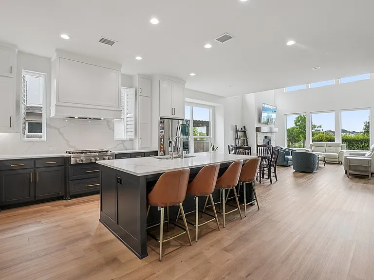 3960 Medio Creek Dr — Photo 8
