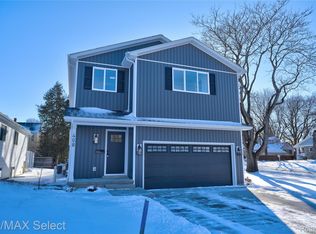 408 3rd St, Fenton, MI 48430