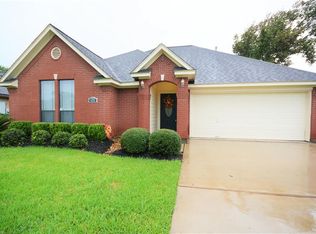 121 Corkwood St, Lake Jackson, TX 77566