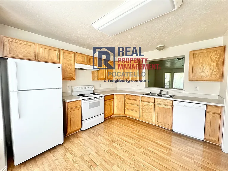 641 W Lewis St — Photo 4