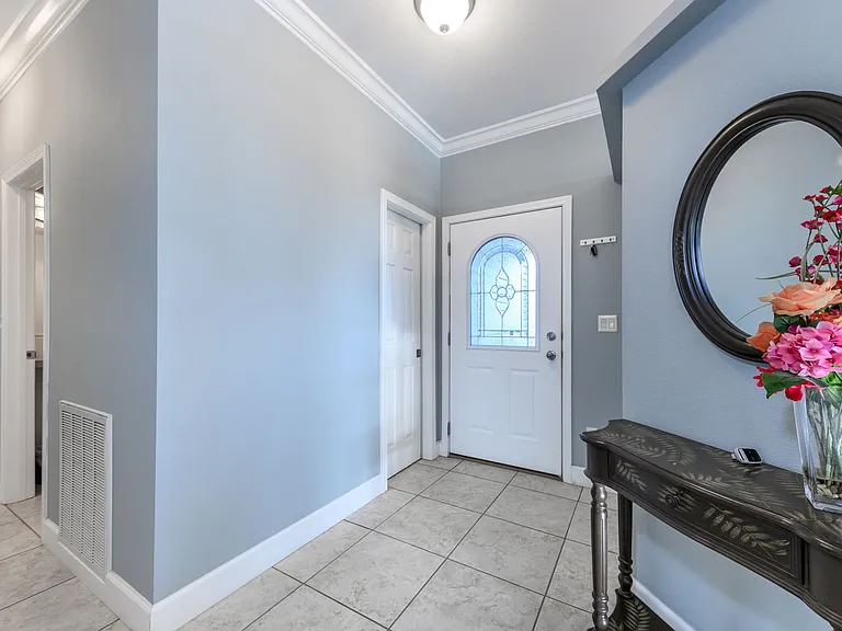 2 Emden Cir — Photo 9