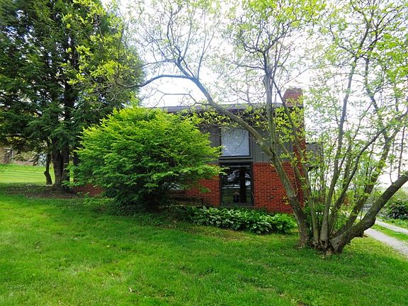 2nd image of 590 Olde Orchard Dr NE