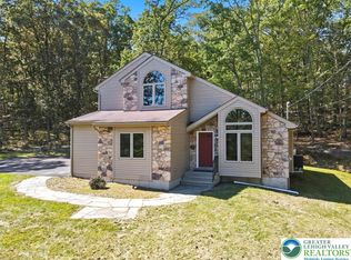 121 Sterling Cir, Bushkill, PA 18324
