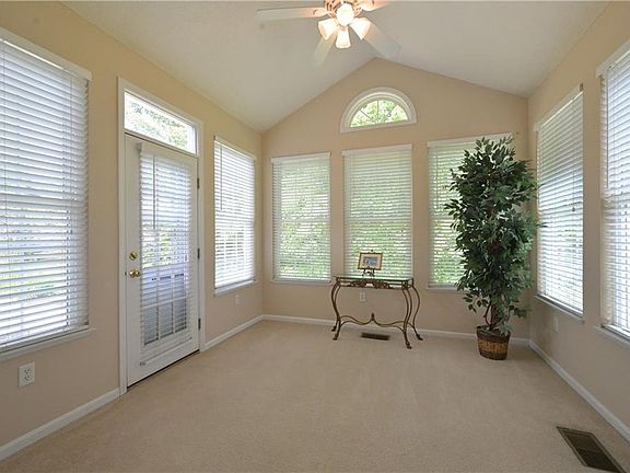 4th image of 526 Brookstone Ct