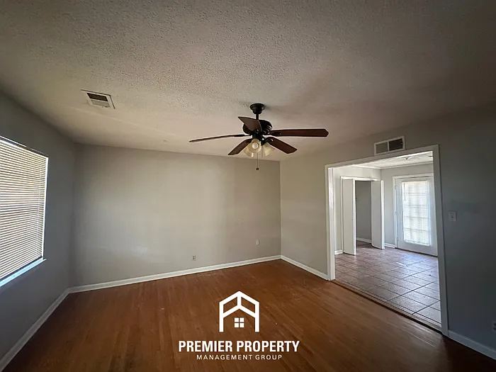 3 bed, 2.0 bath, 1377 sqft, $1,595 — Photo 3
