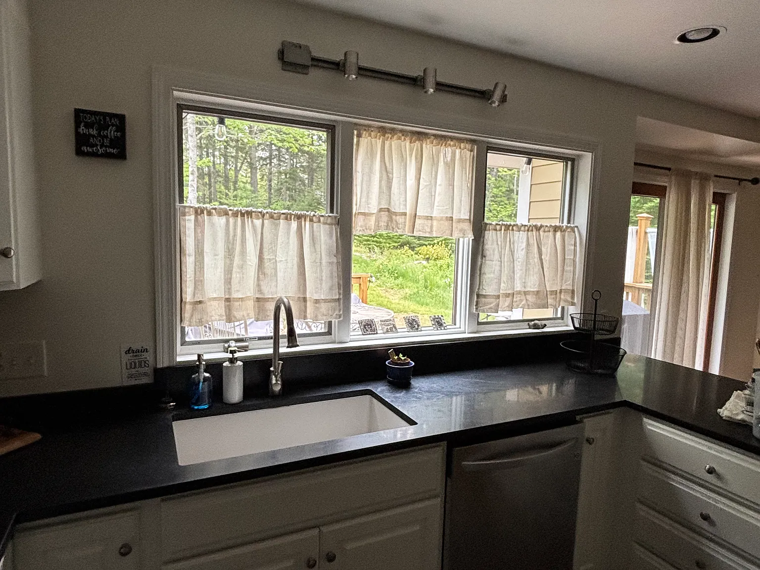 4 bed, 2.5 bath, 2512 sqft, $4,000 — Photo 3