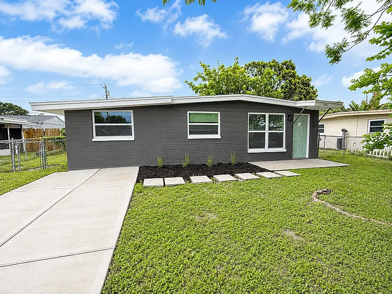 9142 Suncrest Blvd — Photo 1