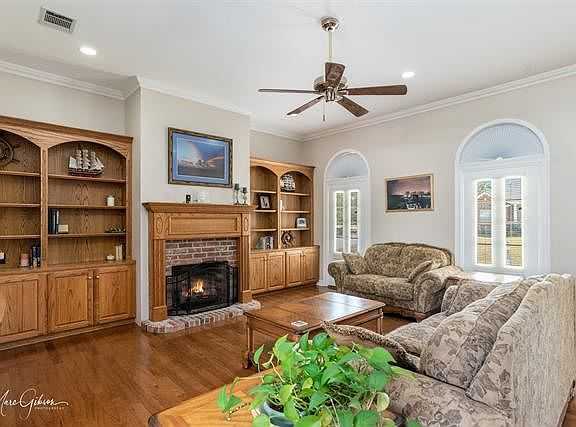 3rd image of 102 Hanging Moss Ln